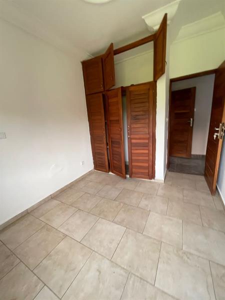 Appartement Neuf Avec Eau Chaude Gardien Parking Forage À Nkolfoulou, Accès Goudronné 