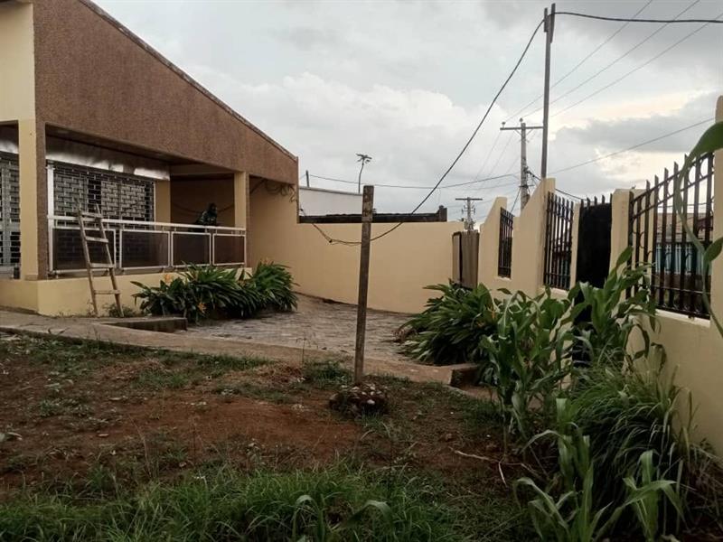 Villa Pour Bureaux Ou Habitation Avec Espace Vert Parking À Ngousso Accés Goudronné 