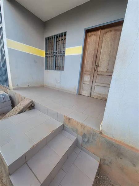 Appartement En Bordure De Goudron À Nkolmesseng 