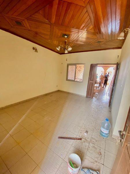 Bel Appartement Avec Eau Chaude Forage À Biyemassi 