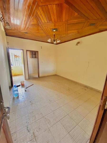 Bel Appartement Avec Eau Chaude Forage À Biyemassi 