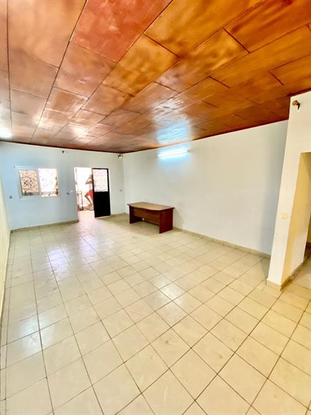 Vaste Villa À Biyemassi Avec Parking Eau Chaude 