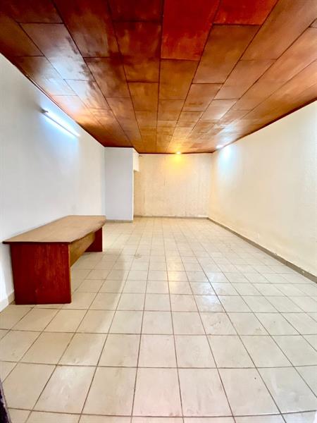 Vaste Villa À Biyemassi Avec Parking Eau Chaude 
