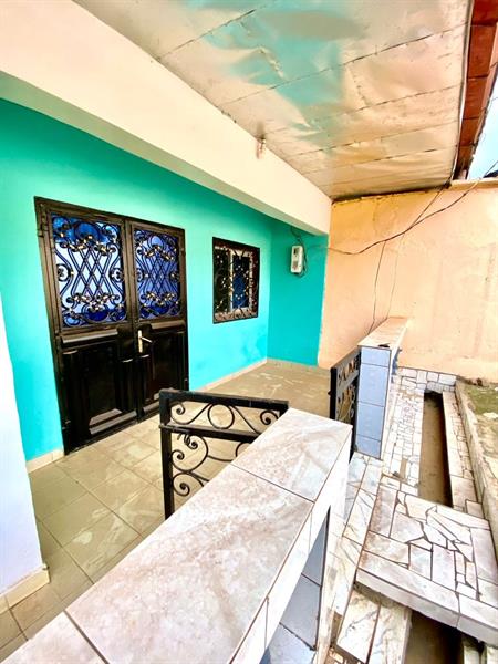 Vaste Villa À Biyemassi Avec Parking Eau Chaude 