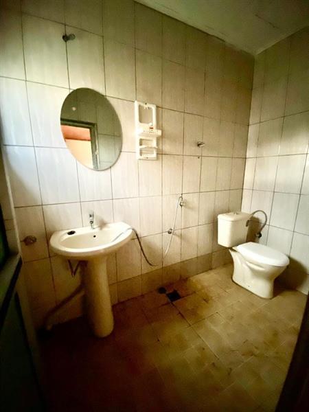 Vaste Villa À Biyemassi Avec Parking Eau Chaude 