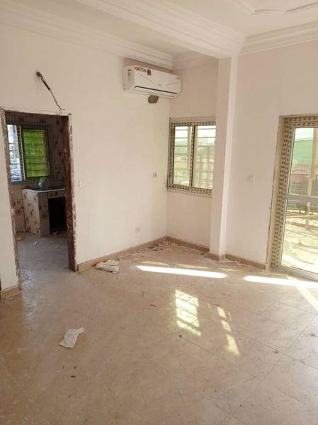 Appartement Pour Bureaux Ou Habitation Avec Clim Eau Chaude Gardien Parking Forage À Mvog Ada Bordure De Route 