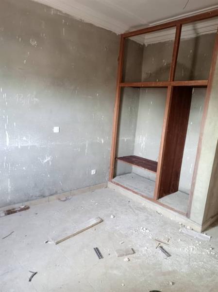 Appartement Pour Bureaux Ou Habitation Avec Clim Eau Chaude Gardien Parking Forage À Mvog Ada Bordure De Route 