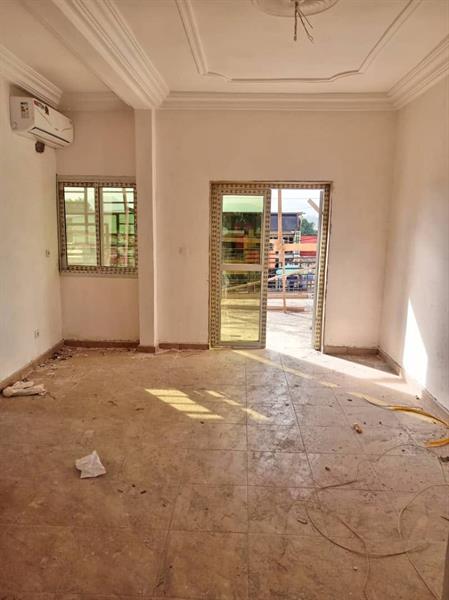 Appartement Pour Bureaux Ou Habitation Avec Clim Eau Chaude Gardien Parking Forage À Mvog Ada Bordure De Route 
