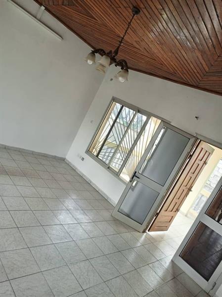 Bel Appartement Avec Baignoire Eau Chaude Parking À Essos Bordure De Goudron Secondaire 