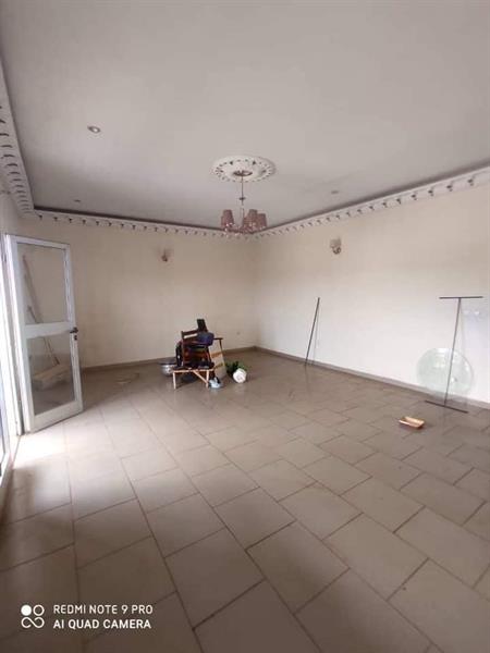 Appartement Spacieux Avec Parking À Biteng 