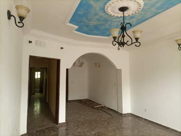 Bel Appartement Avec Eau Chaude Parking Forage À Nkoabang 