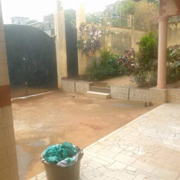 Villa Avec Parking Espace Vert Forage À Etoudi Nkolmbong 