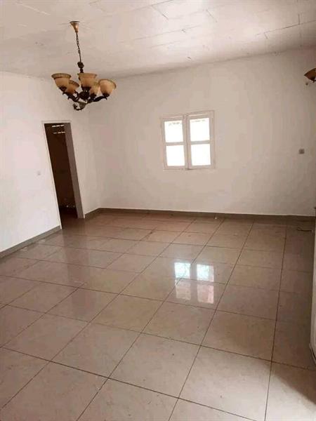 Villa Spacieuse Pour Bureaux Ou Habitation Avec Parking À Etoudi Bordure De Route 
