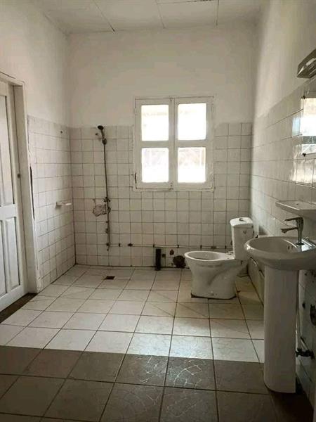 Villa Spacieuse Pour Bureaux Ou Habitation Avec Parking À Etoudi Bordure De Route 