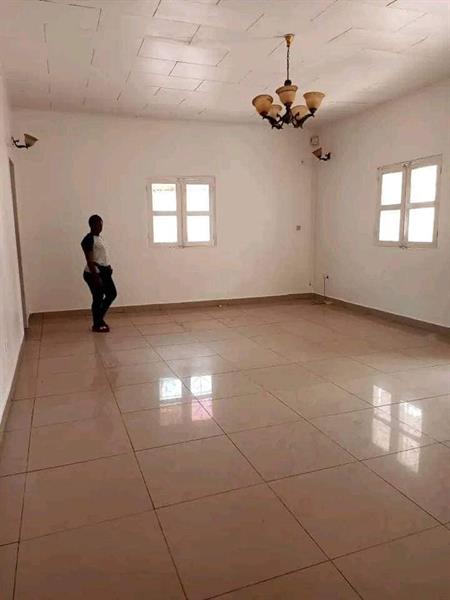 Villa Spacieuse Pour Bureaux Ou Habitation Avec Parking À Etoudi Bordure De Route 