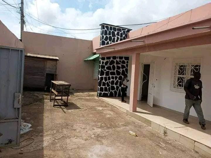 Villa Spacieuse Pour Bureaux Ou Habitation Avec Parking À Etoudi Bordure De Route 