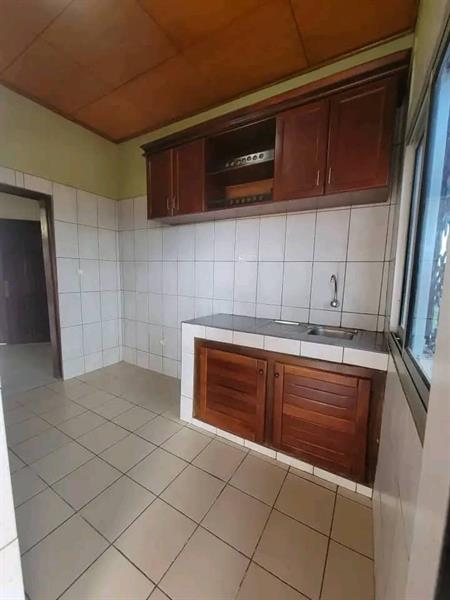 Appartement Avec Eau Chaude Gardien Interphone Parking Forage À Nkolfoulou Bordure De Goudron 
