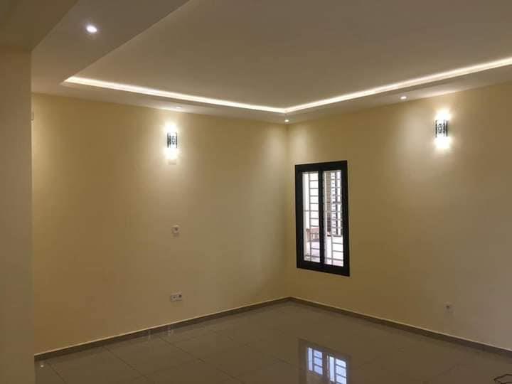 Belle Villa Spacieuse Avec Espace Vert Forage Parking À Nkolnda 