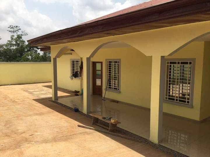 Belle Villa Spacieuse Avec Espace Vert Forage Parking À Nkolnda 