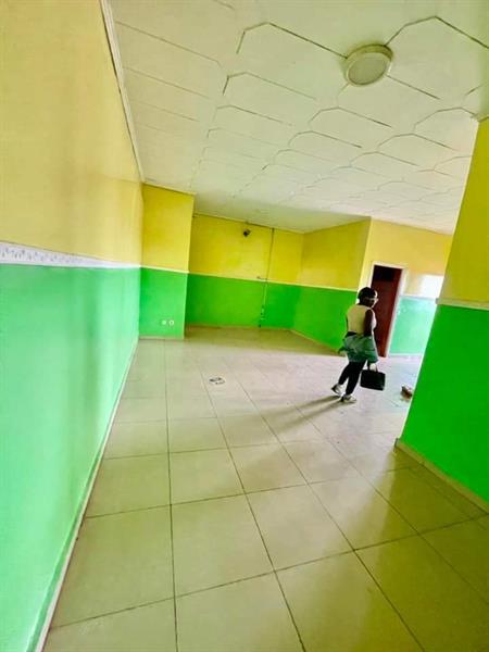Appartement Pour Bureaux Ou Habitation Avec Eau Chaude Parking Forage À Etoug Ebé 
