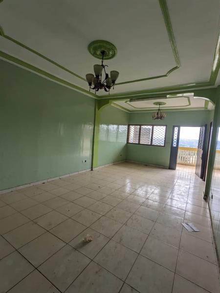 Vaste Appartement Pur Habitation Ou Bureaux À Louer À Ekie 
