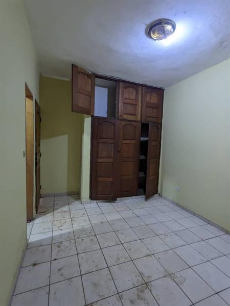 Vaste Appartement Pur Habitation Ou Bureaux À Louer À Ekie 