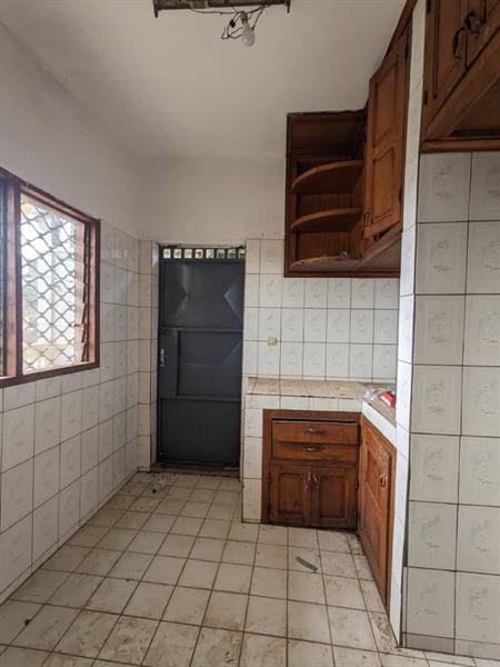 Vaste Appartement Pur Habitation Ou Bureaux À Louer À Ekie 