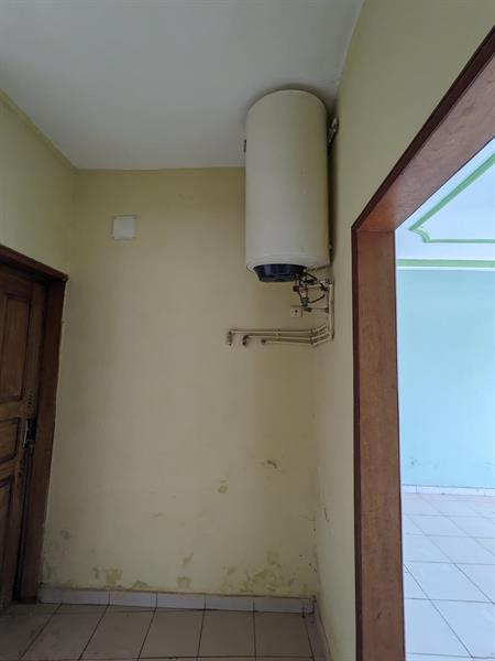 Vaste Appartement Pur Habitation Ou Bureaux À Louer À Ekie 
