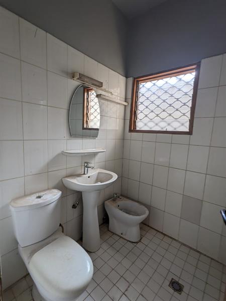 Vaste Appartement Pur Habitation Ou Bureaux À Louer À Ekie 