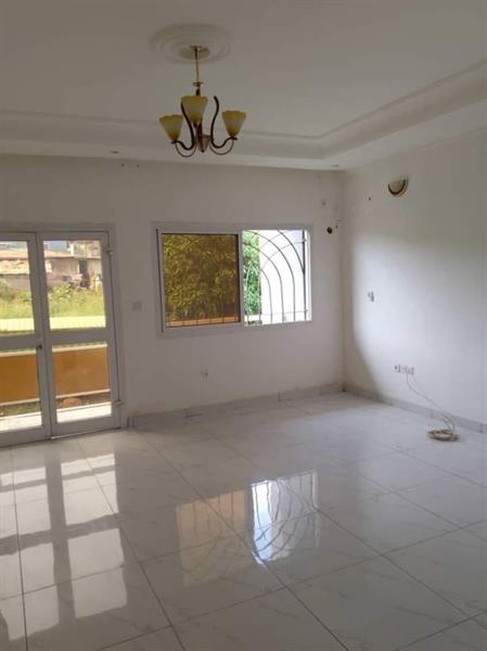 Appartement Avec Gardien Parking À Ekié 