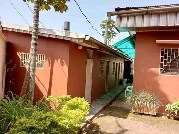 Villa Titré À Vendre À Awae Maison Rouge 200M De La Route Caractéristique 