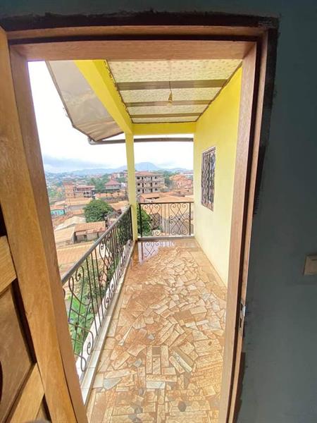 Appartement À Louer À Etoudi 