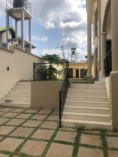 Duplex Haut Standing Nouvellement Construit À Vendre À Odza Petit Marché 