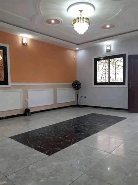 Villa De 03 Chambres, 02 Douches, Salon Plus Cuisine À Vendre À Mbankolo.