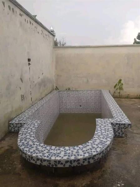 Villa De 03 Chambres, 02 Douches, Salon Plus Cuisine À Vendre À Mbankolo.