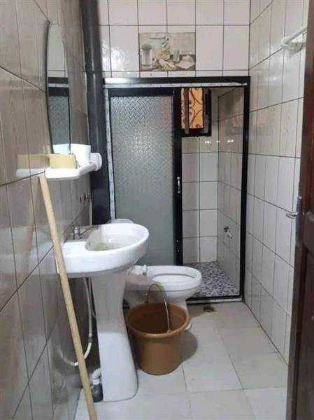 Villa De 03 Chambres, 02 Douches, Salon Plus Cuisine À Vendre À Mbankolo.