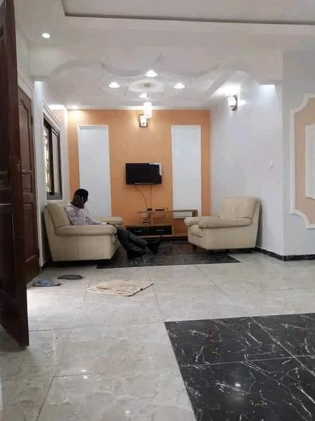 Villa De 03 Chambres, 02 Douches, Salon Plus Cuisine À Vendre À Mbankolo.