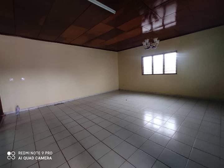 Villa Avec Parking Forage À Ekoumdoum 