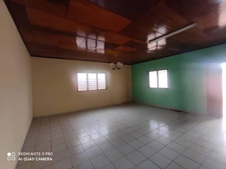 Villa Avec Parking Forage À Ekoumdoum 