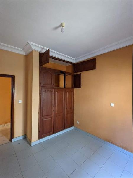 Appartement Avec Parking Forage À Olembe. 