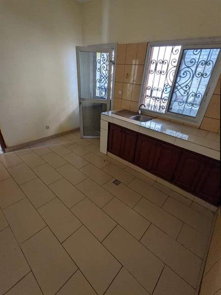 Appartement Avec Parking Forage À Olembe. 