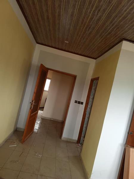 Duplex Spacieux Avec Parking Eau Chaude Baignoire Dépendance À Ahala Accès Goudronné 