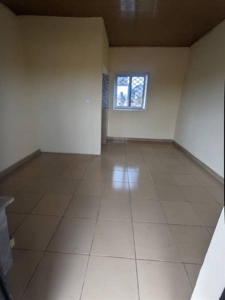 Studio Pour Bureaux Ou Habitation À Ahala Bordure De Goudron 