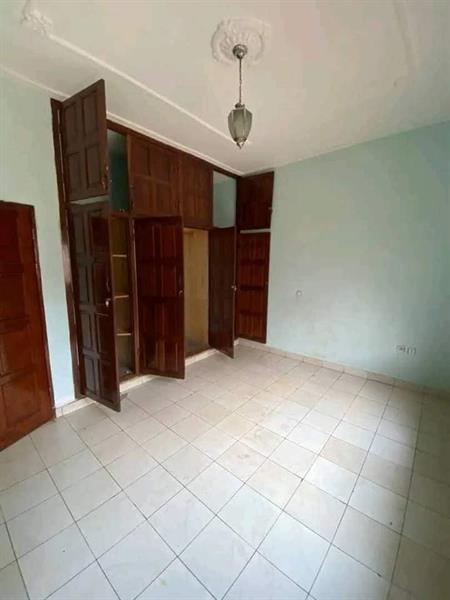Vaste Appartement À Louer À Biyemassi Avec Gardien Parking Forage 