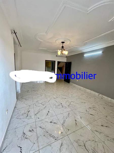 Bel Appartement À Louer À Nsimeyong Avec Eau Chaude Parking Gardien 