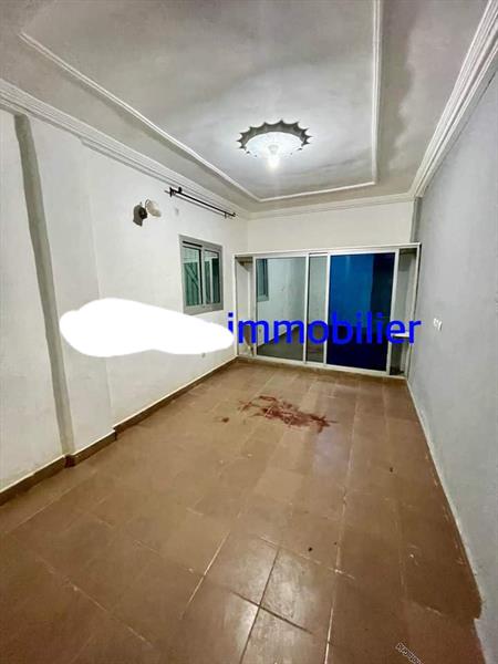 Bel Appartement À Louer À Nsimeyong Avec Eau Chaude Parking Gardien 