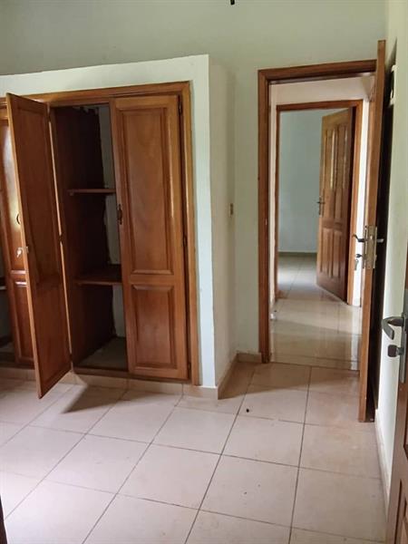 Bel Appartement Avec Parking Forage Magasin À Ahala Meyo 