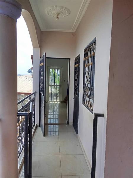 Bel Appartement Avec Parking Forage Magasin À Ahala Meyo 