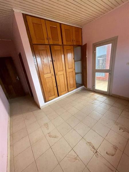 Appartement Avec Parking Forage À Nkolfoulou. 