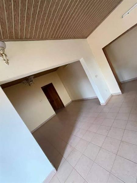 Appartement Avec Parking Forage À Nkolfoulou. 